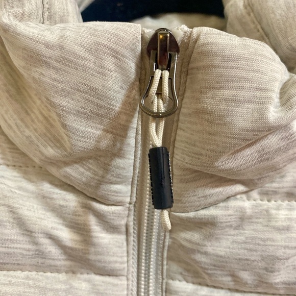 New Balance Women’s Off White Puffer Vest Zippered Pockets High Collar Sz Small - Picture 4 of 5